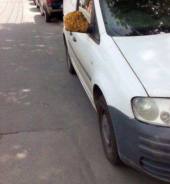 Ce și-a pus un șofer în locul oglinzii laterale. Întrece orice imaginație! FOTO în articol 388967