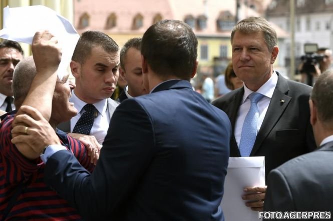Incident la Sibiu, la sosirea lui Iohannis. Un bărbat a fost oprit de SPP-iştii preşedintelui