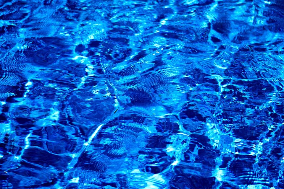 Fata de 16 ani descoperită într-o piscină din Străuleşti a murit la spital