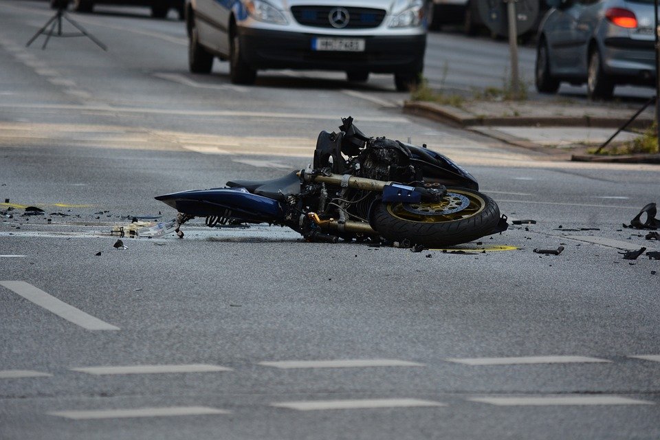 Un motociclist, în stare gravă, după ce a fost lovit în plin de un autoturism