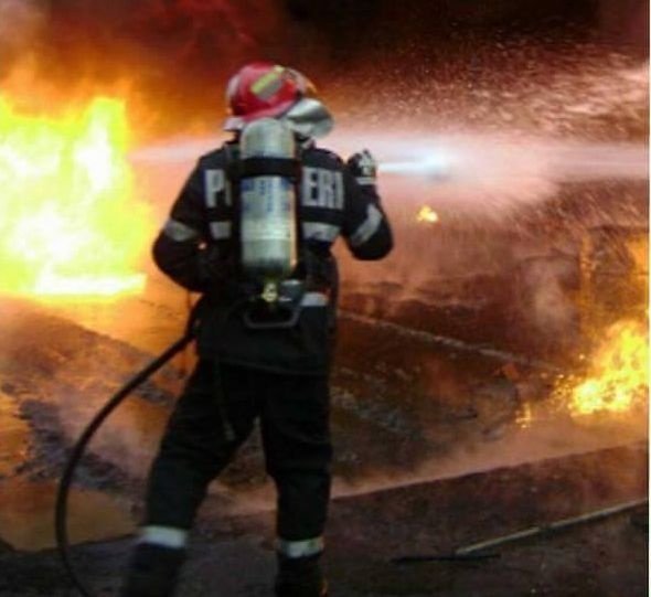 Un microbuz plin cu muncitori, în flăcări la Buzău