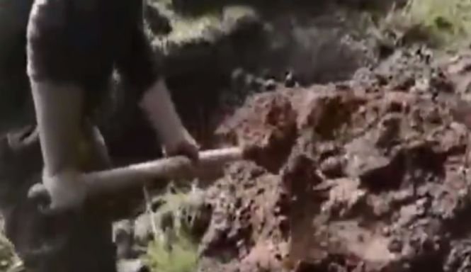 Imagini ȘOCANTE! Un soldat ucrainean a fost îngropat de viu de separatiştii ruşi
