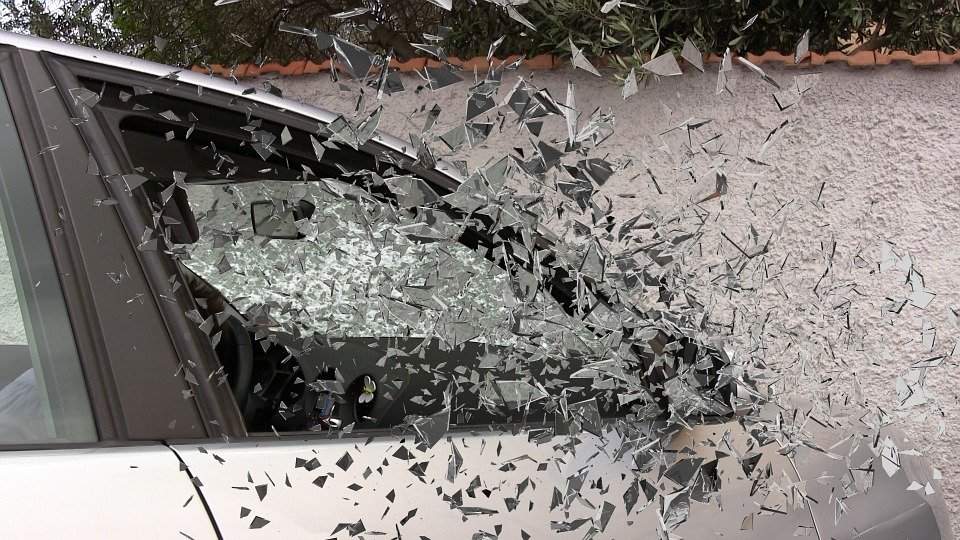 Accident grav! Un șofer de 21 de ani a murit pe loc, după ce autoturismul său s-a izbit de un copac