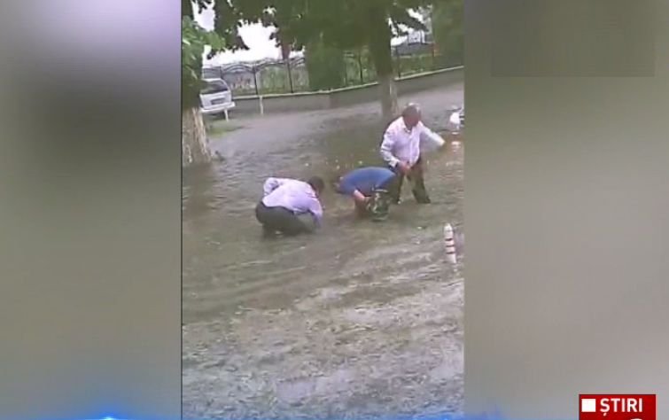 Imagini nemaivăzute într-un oraș din România! Primarul, în apă până la genunchi ca să desfunde canalizările