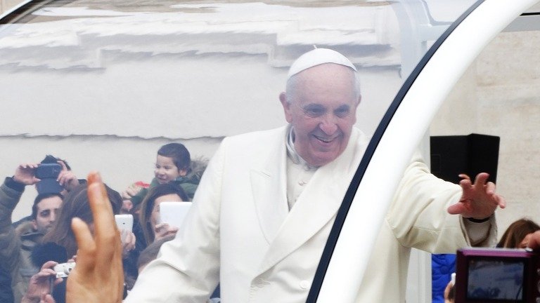 Papa Francisc a folosit o Dacia Logan pentru cea mai recentă deplasare VIDEO