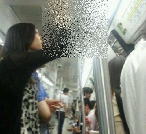 Cum a fost fotografiată o tânără la metrou. Puțini s-ar fi gândit să facă asta!