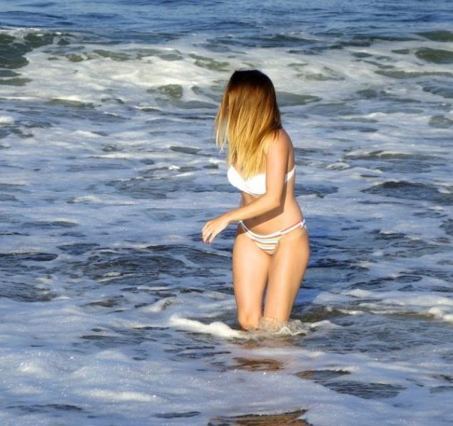 Cine e vedeta de la noi care arata asa in costum de baie: "Am pe mine sunca mare! La mine…s-au lasat toate!" 390476