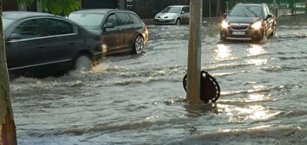 Natura s-a dezlănţuit. Rupere de nori în Capitală 390483