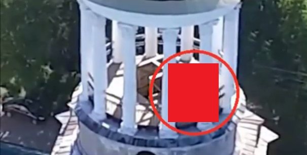 Un cuplu de turişti, surprins de o dronă în timp ce îşi face de cap în clopotniţa unei mănăstiri - VIDEO 