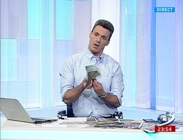 Mircea Badea a venit cu un ''morman'' de bani la emisiune. Ce a anunțat că va face cu banii 