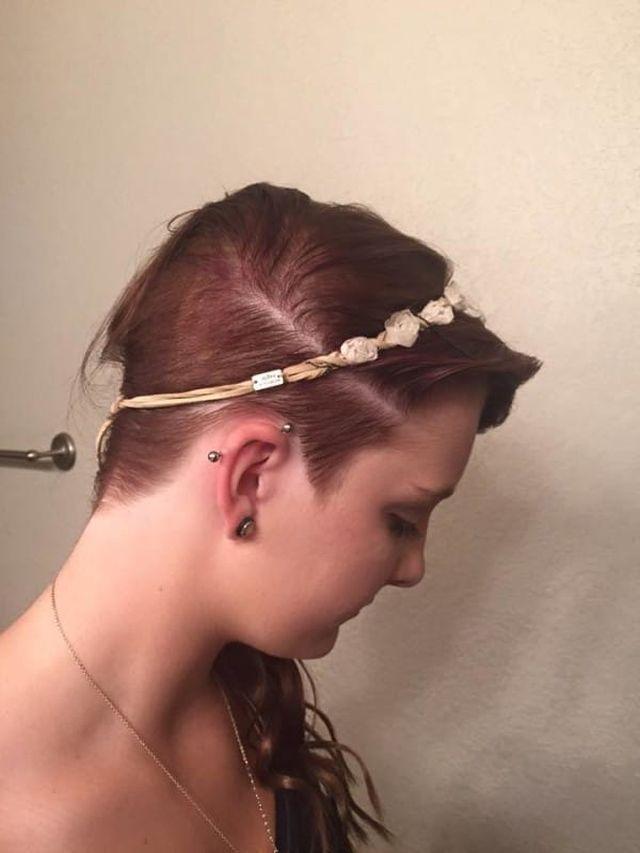 Un coleg a făcut o glumă proastă și i-a turnat super glue în par. Ce a pățit fata la cap și cum arată acum 390753