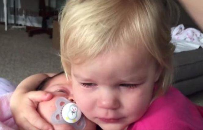 A alergat plângând la mama ei. Femeii nu-i venea să creadă ce a spus fetița despre sora ei mai mică  391237