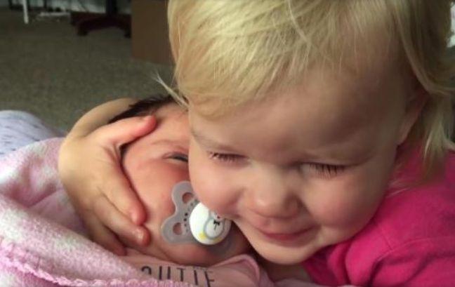 A alergat plângând la mama ei. Femeii nu-i venea să creadă ce a spus fetița despre sora ei mai mică  391238