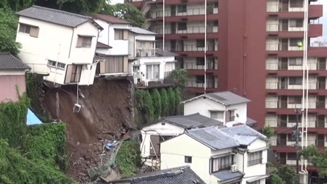 Imagini incredibile. O casă cu etaj s-a prăbuşit după ce a rămas fără fundaţie, în urma unei alunecări de teren