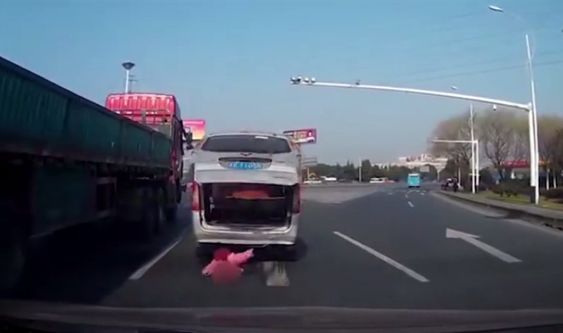 Moment teribil surprins în trafic. Un copil cade pe carosabil din maşina familiei - VIDEO