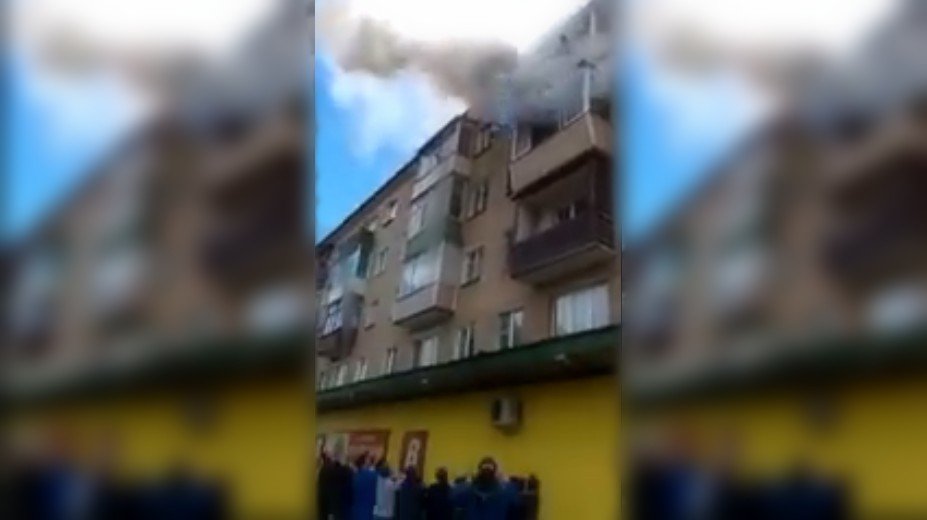 Momente dramatice pentru salvarea unei întregi familii dintr-un incendiu. Singura soluție: saltul în gol de la etajul 4! - VIDEO