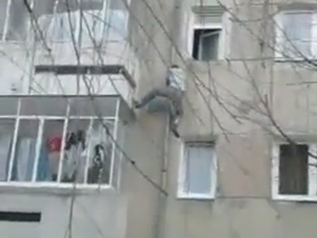Faceţi cunoştinţă cu Spiderman de București! Bărbatul ăsta a încercat să escaladeze faţada unui bloc. A urcat până la etajul doi și...