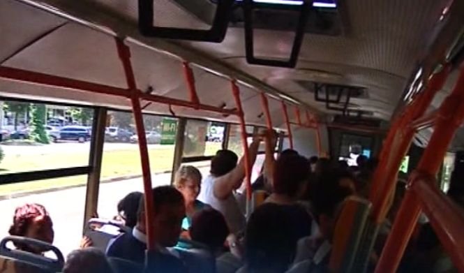 Călătorii s-au plâns că mor de cald în autobuzele fără aer condiționat. Ce soluţie au găsit autorităţile