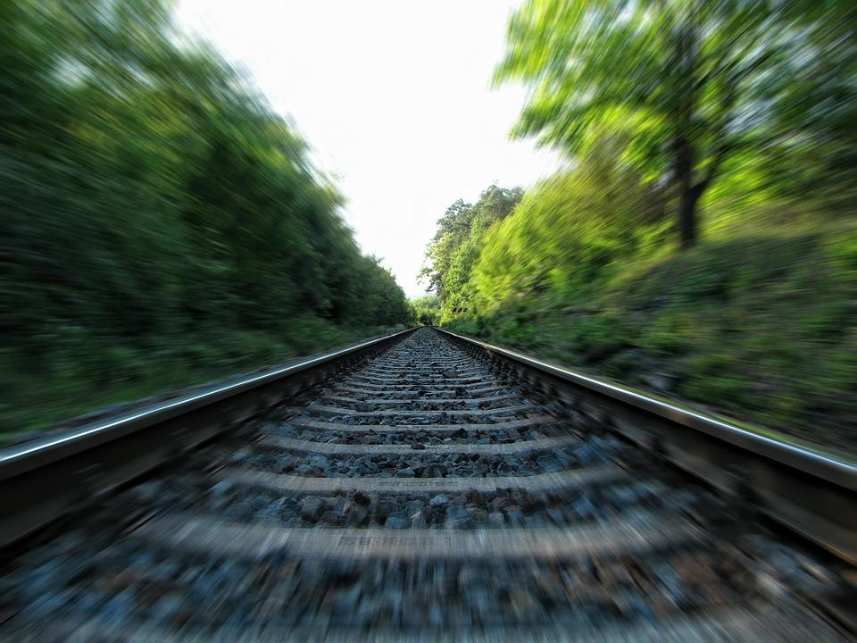Dramă pe calea ferată! Un bărbat a fost spulberat de tren