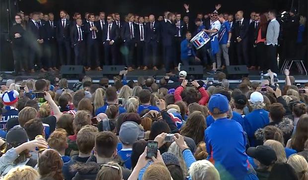 EURO 2016: Fotbaliştii islandezi, primiţi acasă ca nişte eroi. Imagini spectaculoase 391789