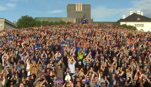 EURO 2016: Fotbaliştii islandezi, primiţi acasă ca nişte eroi. Imagini spectaculoase 391790