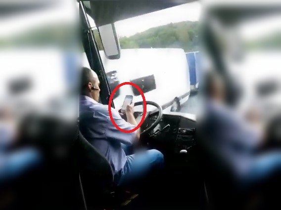 Un şofer de autocar a pus în pericol viaţa a zeci de oameni. Cum a fost filmat - VIDEO 