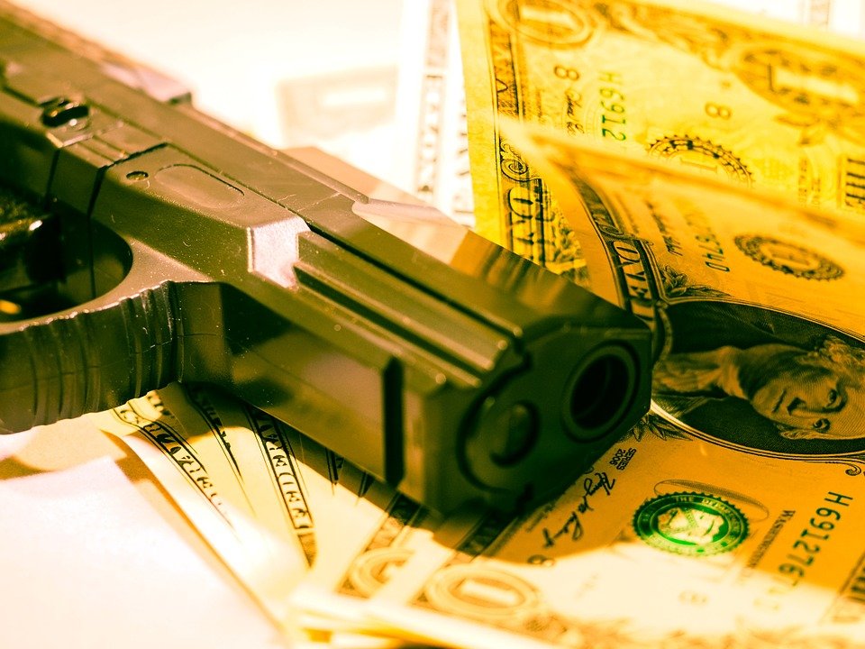 Bărbatul suspectat că a jefuit o bancă din Bistriţa cu un pistol a fost prins 