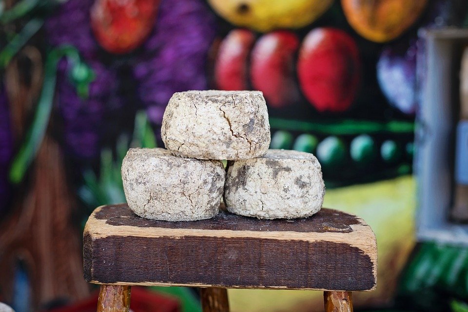 Ce conţin brânzeturile de pe piaţa românească: clorură de calciu, antibiotice şi amidon