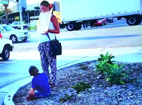 Această gravidă cerșea alături de fiul ei într-o parcare. Când a plecat, martorii au rămas mască - ce mașină conducea - VIDEO 