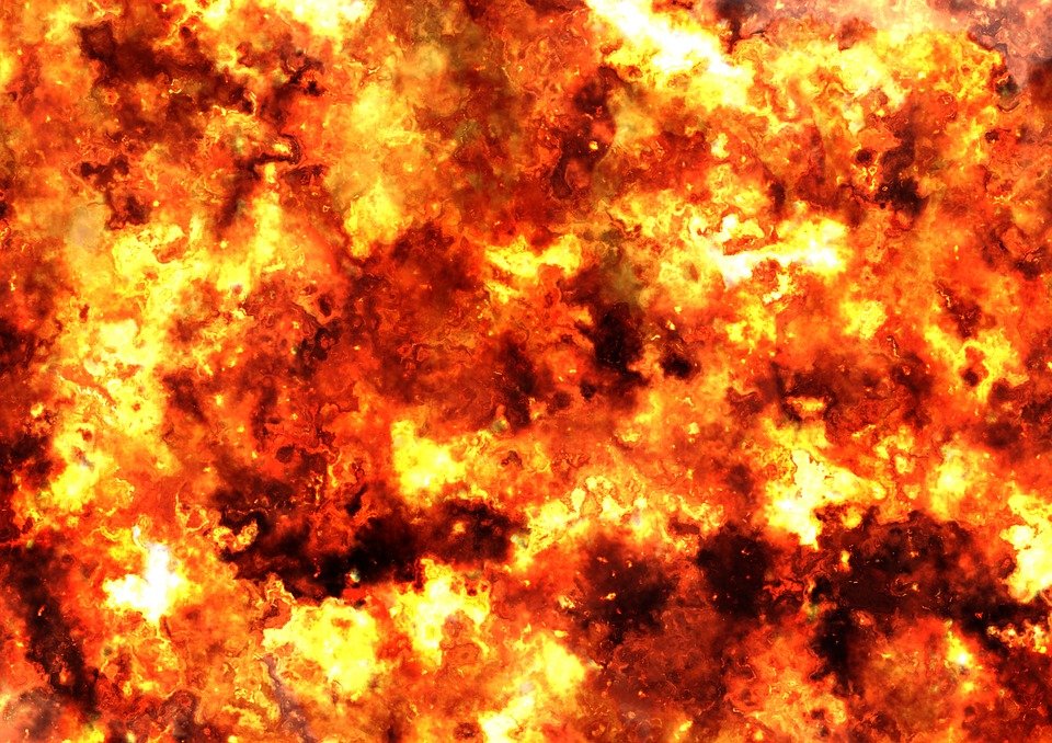Incendiu violent la o mansardă. Zeci de oameni au fost evacuați