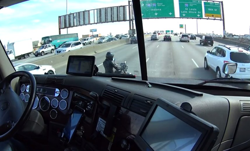 Un șofer de TIR observă ceva ciudat și decide să oprească în mijlocul autostrăzii. Este incredibil ce urmează - VIDEO 