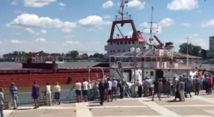 Panică în Portul Tulcea! O navă sub pavilion turcesc s-a izbit de o ambarcațiune ancorată la mal