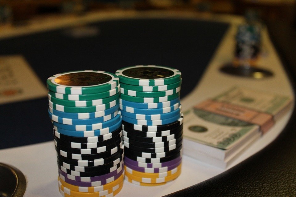 Percheziţii la sediul unei firme de jocuri de noroc şi la persoane care au organizat ilegal turnee de poker 