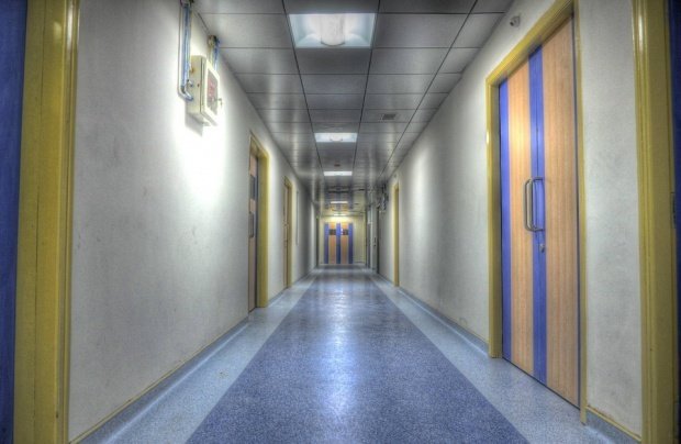 Un bloc operator al unui spital din București, închis din cauza mizeriei
