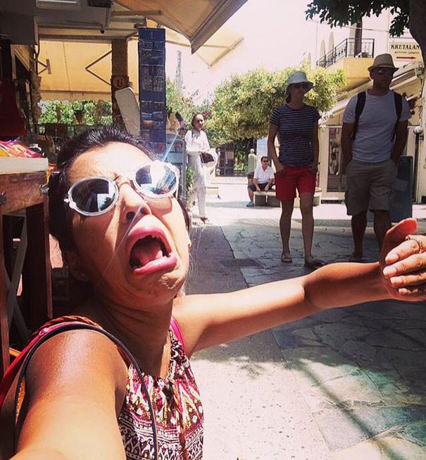 Doi proaspăt căsătoriți erau în luna de miere, însă doar tânăra apare în poze. Motivul este fabulos - GALERIE FOTO 393976