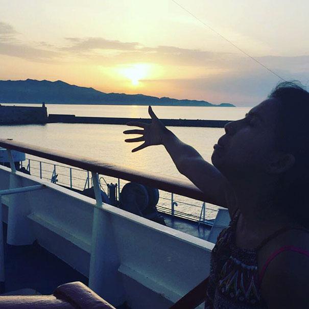 Doi proaspăt căsătoriți erau în luna de miere, însă doar tânăra apare în poze. Motivul este fabulos - GALERIE FOTO 393979