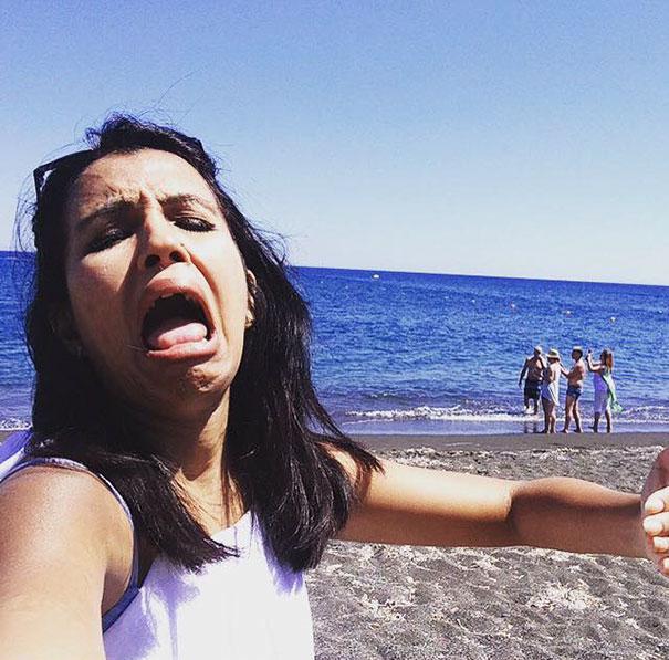 Doi proaspăt căsătoriți erau în luna de miere, însă doar tânăra apare în poze. Motivul este fabulos - GALERIE FOTO 393980