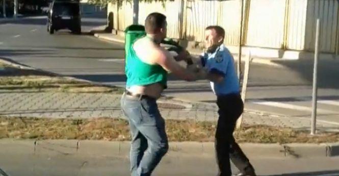 Scene șocante pe un bulevard din Iaşi. Un şofer s-a luat la bătaie cu oricine i-a ieşit în cale, inclusiv poliţişti - VIDEO