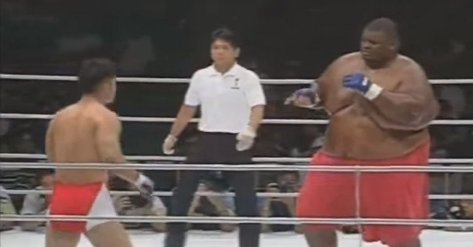 Ce se întâmplă în ring când ajung față în față un gigant sumo de 273 de kg și un luptător de kickboxing de 76 kg - VIDEO