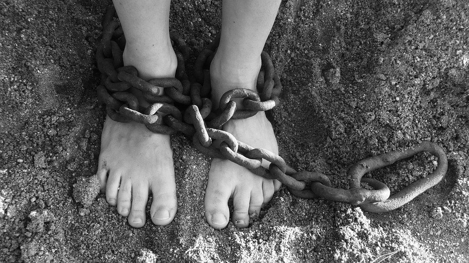 Primele imagini cu victimele grupării acuzate de sclavagism, în Argeș! Oamenii erau ținuți în lanțuri și obligați să muncească