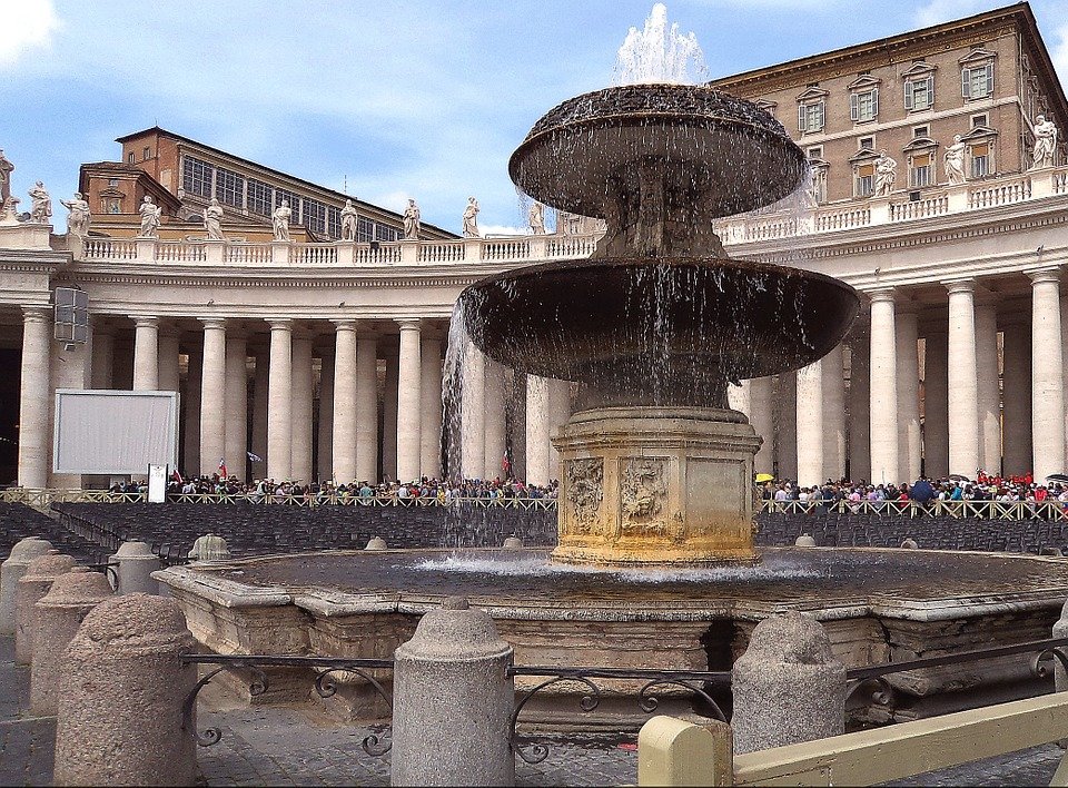 S-au dezbrăcat și au făcut baie într-o fântână istorică din Roma. Gestul lor i-a înfuriat pe italieni