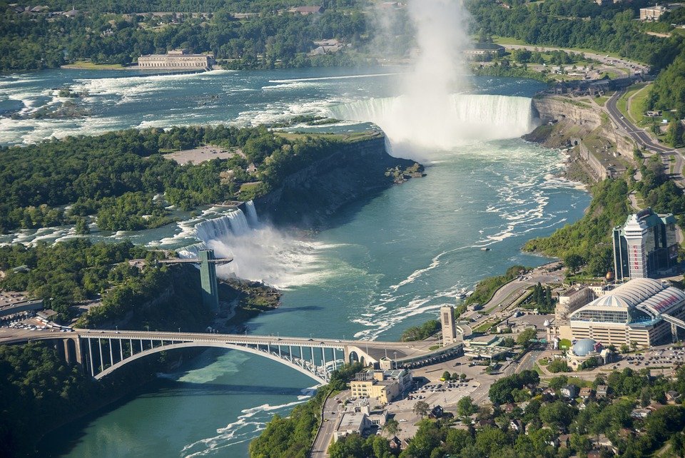 Un lift s-a blocat la 240 de metri, la cascada Niagara. 18 persoane au rămas blocate în lift
