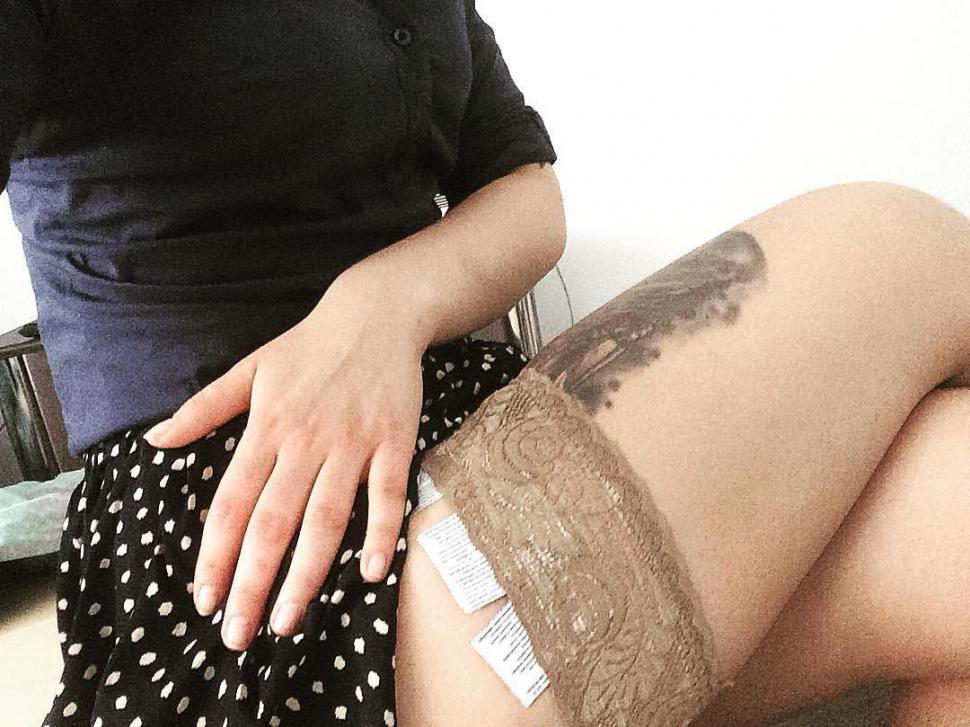 Si-a ridicat rochia si a facut un selfie! Ce avea fata de fapt pe picioare 394514