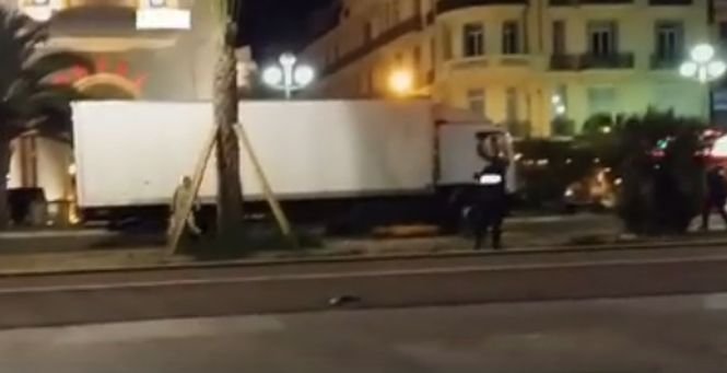 Imagini șocante: Momentul în care atentatorul de la Nisa este împușcat de polițiști - VIDEO