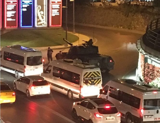 Lovitură de stat în Turcia. Tancurile sunt pe străzi, oamenii sunt disperați