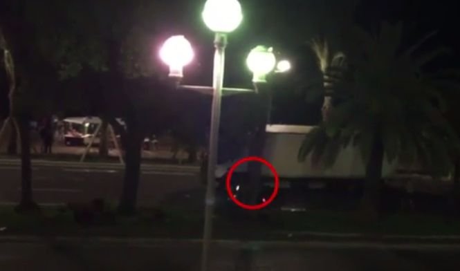 Eroul de la Nisa: un motociclist a încercat să-l oprească pe șoferul camionului - VIDEO