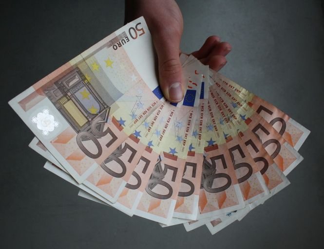 Bugetarul român care încasează anual jumătate de milion de euro