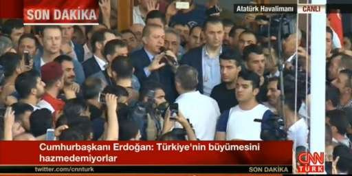 LOVITURĂ DE STAT în TURCIA. Erdogan a apărut în mijlocul oamenilor pe aeroportul din Istanbul: Sunt pregătit să mor