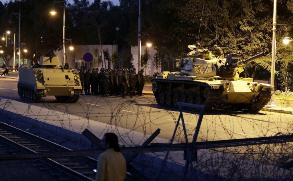 Lovitură de stat în Turcia. Tancurile au deschis focul în jurul Parlamentului