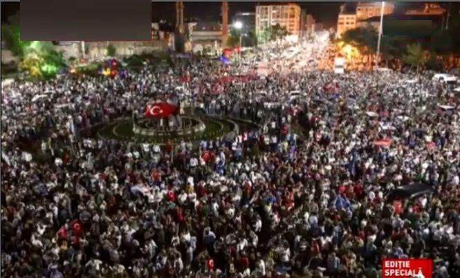 Mii de oameni au ieșit în stradă, să-și arate susținerea față de președintele Turciei